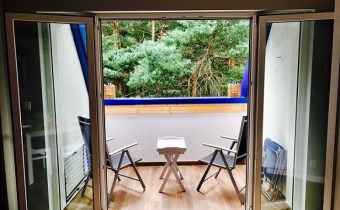 balkon z widokiem na las
